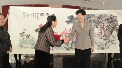 女画家集体创作《迎春图》捐赠中国文艺家之家